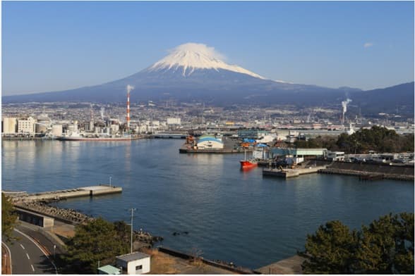 田子の浦港からみた富士山(Wikipediaより)